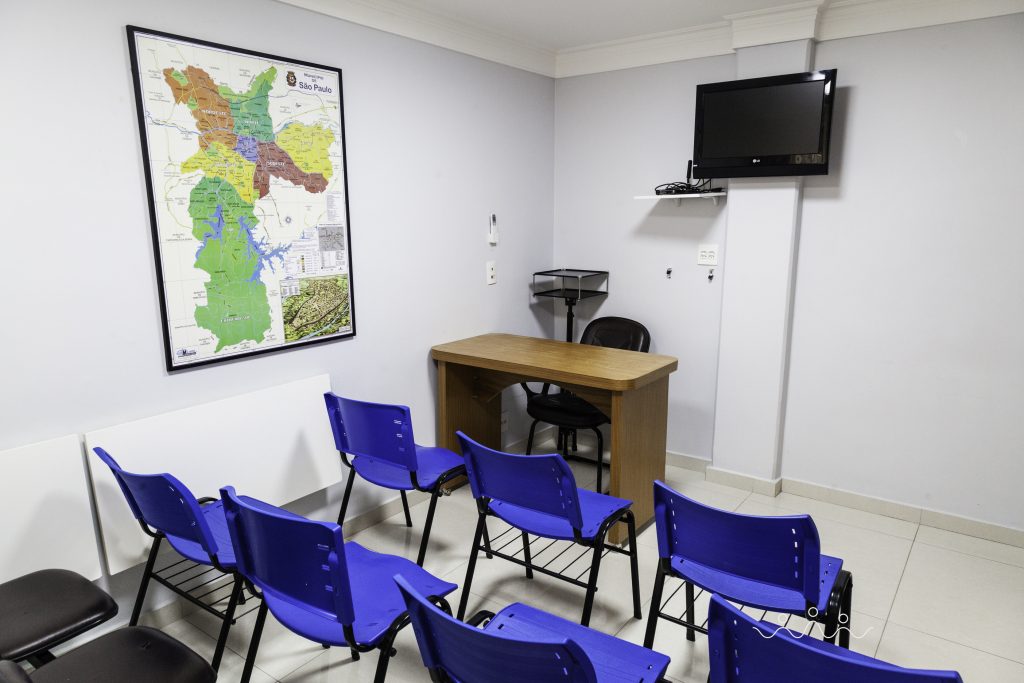 A sala de treinamentos também é usada como sala de espera quando o volume de atendimentos é maior do que a média